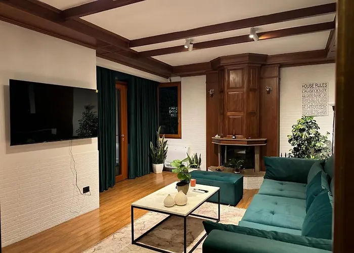 Urban Rustic In Blloku Area 地拉那